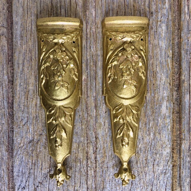 Une Paire de Taille Moyenne Décorations en Bronze Antique Magnifiquement Moulées avec Des Motifs Flo