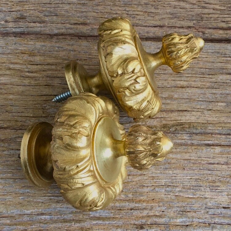 Une Paire Rare et Magnifiquement Moulée de Motif Naturaliste Antique Français Classiques Extrémités 