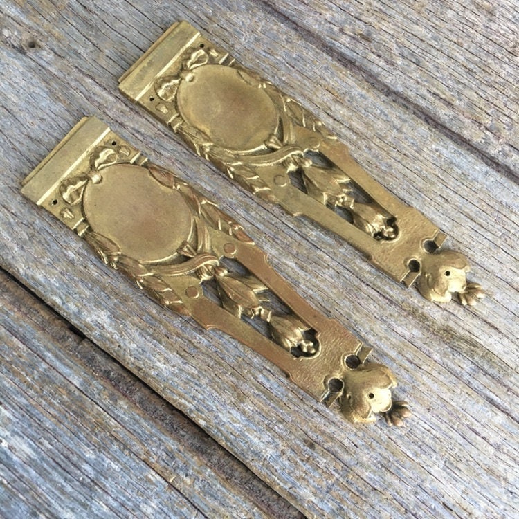 Un Ensemble de Décoration en Bronze Délicatement Moulé Dans Le Style Classique/Récupération Architec