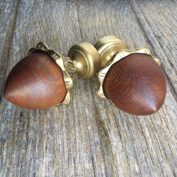 Une Charmante Paire de Motif Naturaliste Antique Français Classique en Bois Tourné et Des Extrémités