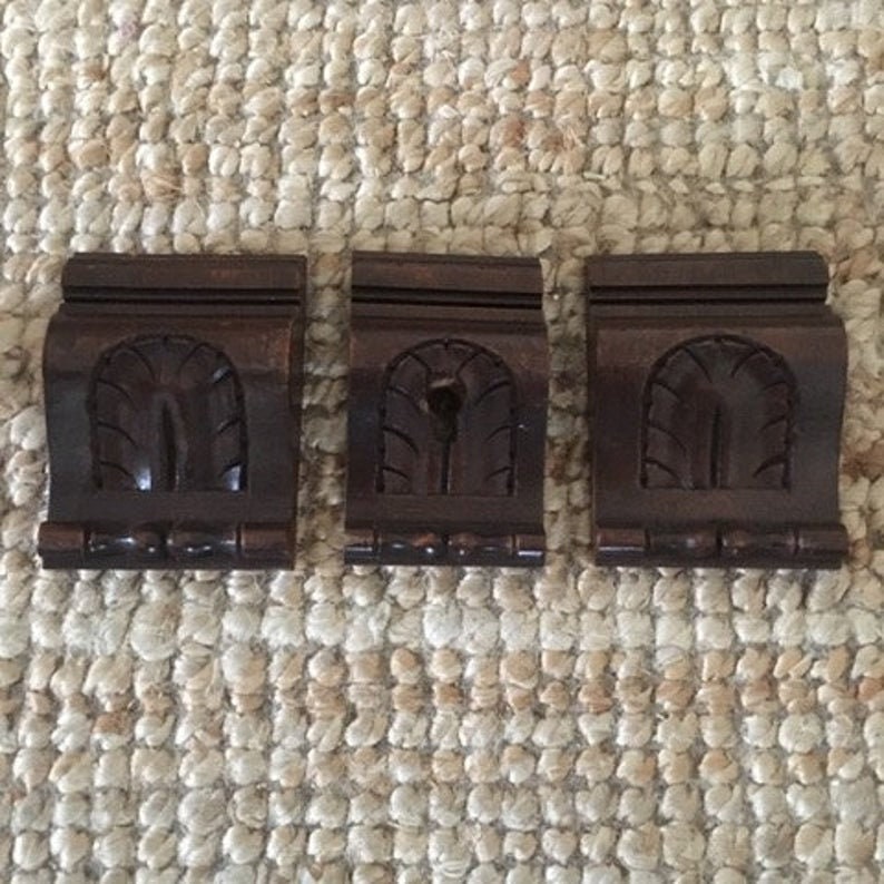 Ensemble d'élégants Français Garnitures Décoratives en Bois Sculpté Vintage/Charmant Patiné de Grand