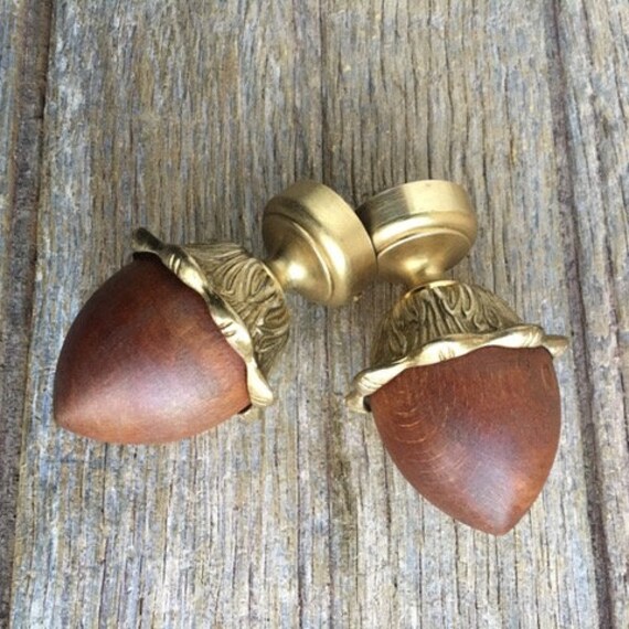 Une Charmante Paire de Motif Naturaliste Antique Français Classique en Bois Tourné et Des Extrémités