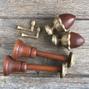 Un elegante conjunto que incluye 2 soportes para barras de cortina francesas vintage con motivos clásicos, remates y 2 sujetacortinas.