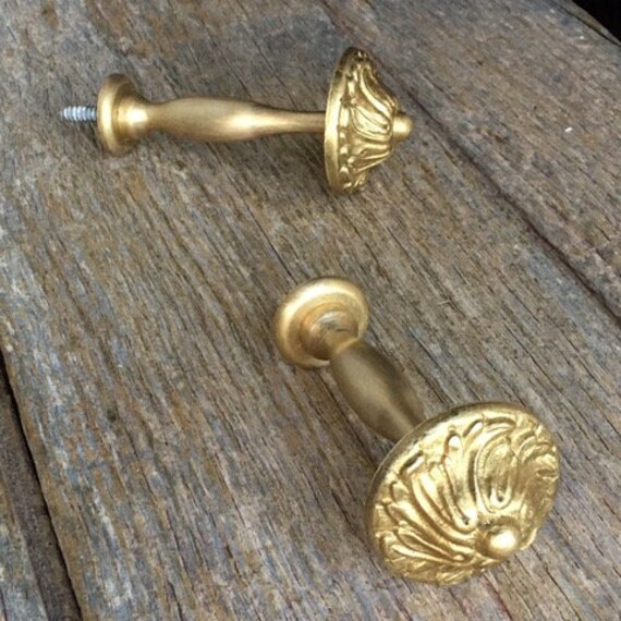 Une Élégante Paire de Motifs Tourbillonnants Vintage Français Support Tringle à Rideaux en Laiton Cl