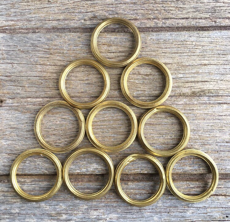 Un Ensemble de 8 Français d'anciens Anneaux Rideaux en Laiton Rainuré Repoussé.