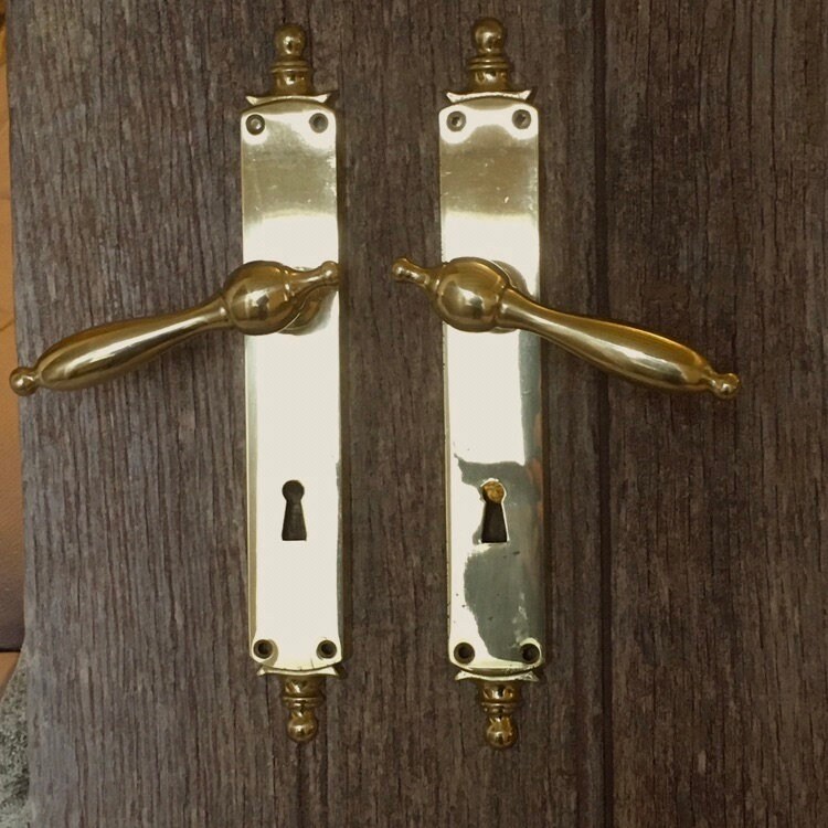 Une Paire de Poignées Porte Élégantes Du Milieu Siècle Dans Le Style Classique