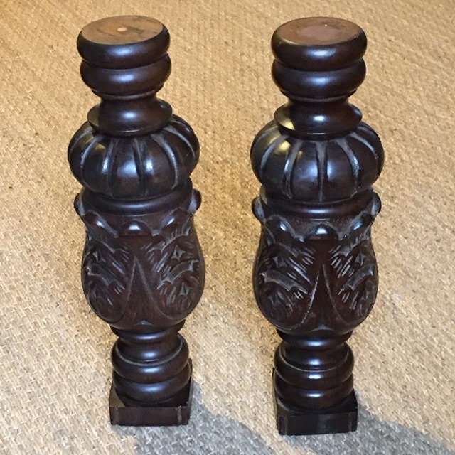 Une Grande et Imposante Paire de Colonnes Sculptées Français Lourdes Antiques avec Des Détails Folia