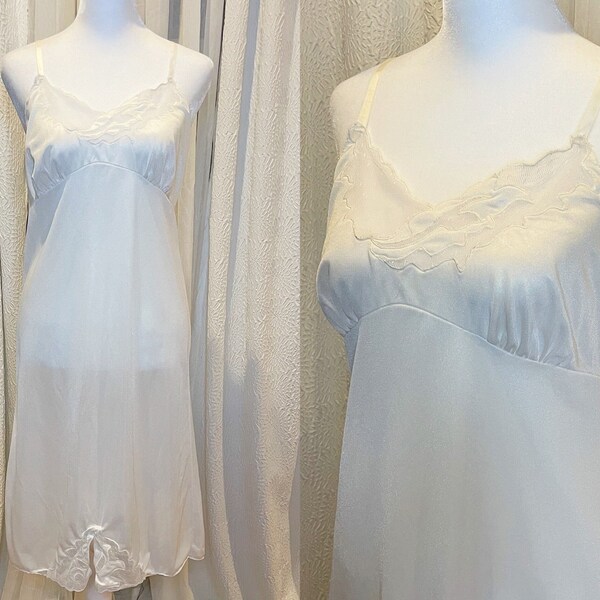 Vintage 70s Contessa White Full Slip w/Swiss Dot Lace & Quilted Floral Appliqués.