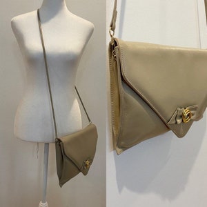 Vintage 80s Tan Vegan Leather Oversized Envelope Crossbody/Clutch with Gold Tone 3 Ring Accent