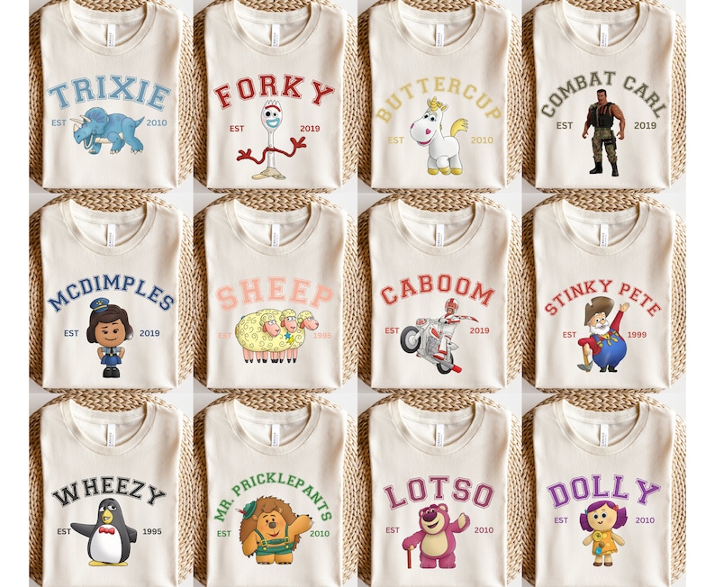Puede incluir: Una colecci&oacute;n de camisetas beige con varios personajes de dibujos animados y nombres en una fuente universitaria. Cada camiseta muestra el nombre de un personaje, como "Trixie" y "Forky", junto con el a&ntilde;o de establecimiento. Los dise&ntilde;os incluyen un dinosaurio, un tenedor y un unicornio.