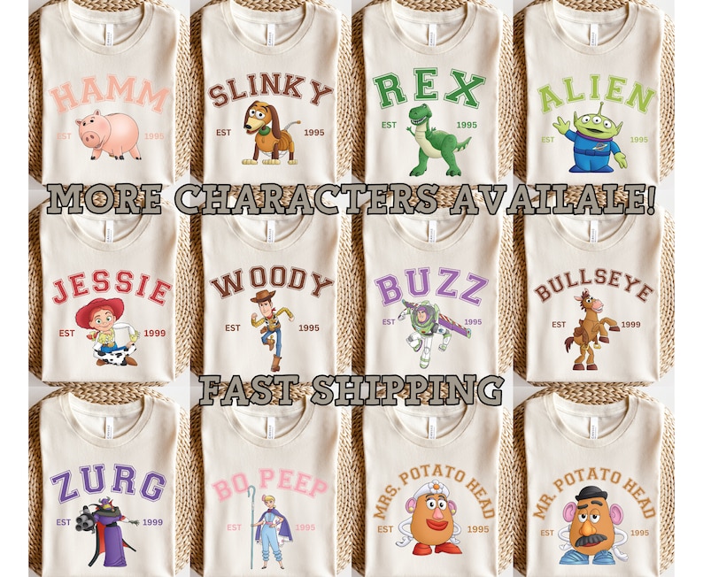 Puede incluir: Una colecci&oacute;n de camisetas beige con nombres de personajes de dibujos animados en letras de estilo universitario. Cada camiseta muestra un personaje diferente, como Hamm, Slinky, Rex y Alien, con el a&ntilde;o "1995" debajo. Tambi&eacute;n se ve el texto "MORE CHARACTERS AVAILABLE!".