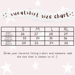 Puede incluir: Una tabla de tallas de sudaderas con medidas en pulgadas para la longitud del cuerpo, la longitud de la manga y el ancho del cuerpo. Las tallas van de la S a la XL. El texto anima a medir una camiseta favorita para un mejor ajuste.