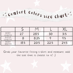 Puede incluir: Una tabla de tallas para camisetas Comfort Colors, con medidas en pulgadas. La tabla incluye largo del cuerpo, largo de manga y ancho del cuerpo para las tallas S, M, L y XL. El texto anima a medir la camiseta favorita para un mejor ajuste.