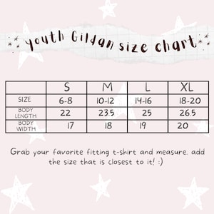 Puede incluir: Una tabla de tallas Gildan para j&oacute;venes con medidas de la S a la XL. La tabla incluye la longitud y el ancho del cuerpo en pulgadas. El texto anima a los clientes a medir su camiseta favorita para un mejor ajuste.