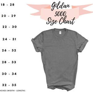 Op de afbeelding: Een grijs Gildan 5000 t-shirt met een maattabel. De tabel toont maten S tot 5XL, met bijbehorende breedte- en lengtematen in inches. De tekst "Gildan 5000 Size Chart" staat boven het shirt.