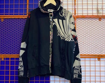 Sudadera con capucha estilo recuerdo vintage de la marca japonesa Karakuri, bordada.