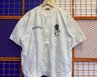 Vintage busig tröja med kort ärm och knappar, skateboarding och dödskalledesign
