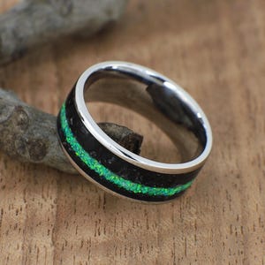 Ring van obsidiaan met groene opaallijn – Minimalistische roestvrijstalen ring, geïnspireerd op de natuur
