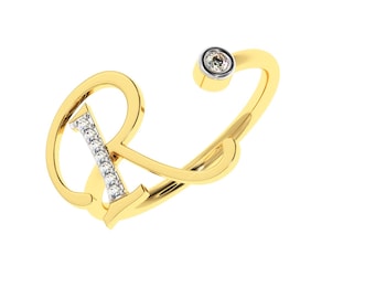 Puede incluir: Un anillo de oro con una letra R en cursiva engastada con pequeños diamantes. El anillo tiene un pequeño acento de diamante redondo en el lateral.