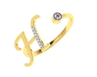 Puede incluir: Un anillo de oro con un solo diamante engastado en el centro de la letra H. El anillo está hecho de oro de 14 quilates y tiene un acabado pulido.