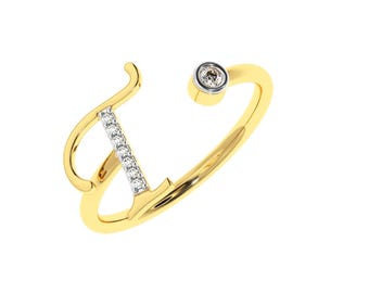 Puede incluir: Un anillo de oro con una letra 'I' cursiva engastada con pequeños diamantes. Un diamante más grande está engastado en la banda del anillo.