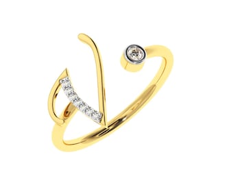 Puede incluir: Un anillo de oro con una letra V engastada con diamantes y un solo diamante de acento. El anillo es una pieza de joyería delicada y elegante.