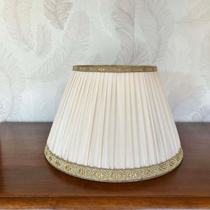 Formes de lumière Fabriqué en Italie, abat-jour artisanal cousu main en tissu mélangé de soie plissée, couleur ivoire POUR DOUILLE E27. Article abat-jour plissé image 3
