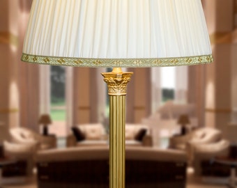 Luxuriöse klassische Tischlampe aus Goldmessing mit Lampenschirm aus plissierter Seide mit römischem Kapitell für das Wohnzimmer. ARTIKEL C488G