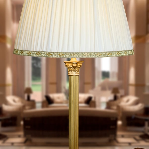 Luxe klassieke tafellamp in goudmessing met lampenkap in geplooide zijde met romeins kapiteel voor woonkamer. ARTIKEL C488G