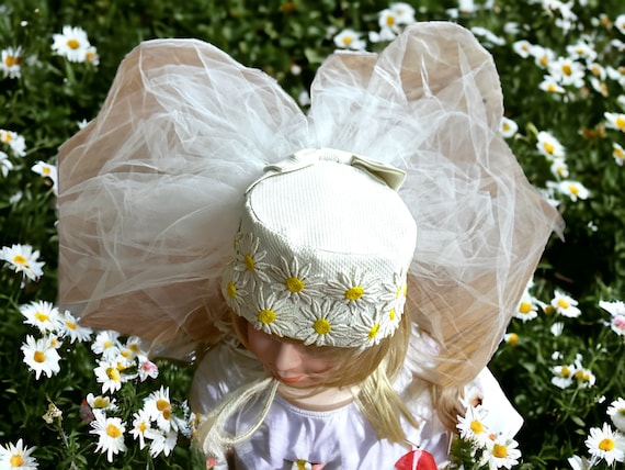 Vintage girl's handmade daisy bucket hat with vei… - image 1