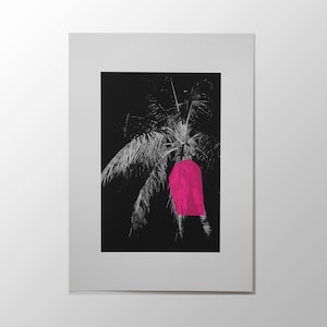Puede incluir: Una fotograf&iacute;a en blanco y negro de una palmera con una forma rectangular de color rosa brillante en el centro de la imagen.