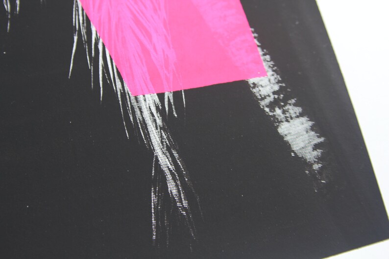 Puede incluir: Primer plano de una impresi&oacute;n abstracta en blanco y negro con un rect&aacute;ngulo rosa brillante en la esquina superior derecha.