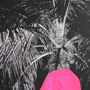 Puede incluir: Ilustraci&oacute;n en blanco y negro de palmeras con un c&iacute;rculo rosa brillante en la esquina inferior derecha.
