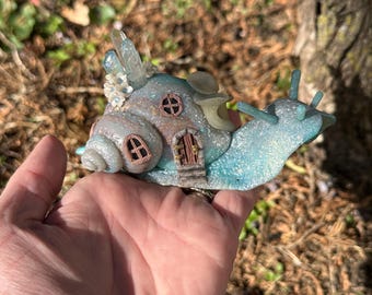 Aqua Snail Fairy House: kwartskristallen, Cottagecore Home Decor