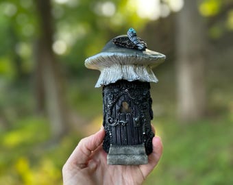 Spookachtig paddenstoelenhuis met Death Moth, handgemaakt Cottagecore-decor