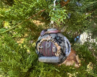 handgemaakt spookachtig sprookjeshuis kerstornament met slangen en spinnen