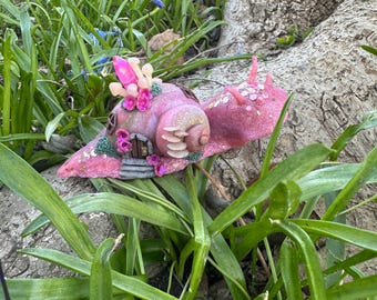 Pink Snail Fairy House: kwartskristallen, Cottagecore Home Decor