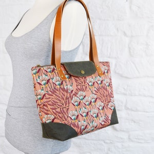 Ascot Zipper Tote Bag SEWING PATTERN, Two Sizes, Ladies Bag pattern, Shopping bag photo Tutorial, Fabric or Leather Handles (PDF Pattern) image 2