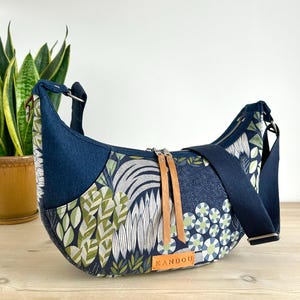 Crescent Bag Sewing Pattern, Ladies Bag pattern, Video, Crossbody Bag Pattern, Two Sizes, Easy Bag Pattern, NO SEAM BINDING! Pdf file,