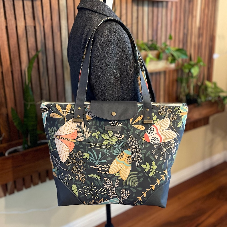Ascot Zipper Tote Bag SEWING PATTERN, Two Sizes, Ladies Bag pattern, Shopping bag photo Tutorial, Fabric or Leather Handles (PDF Pattern) image 6
