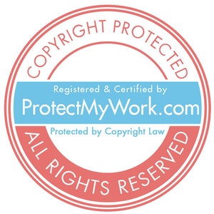 K&ouml;nnte beinhalten: Ein rosa und wei&szlig;er Kreis mit dem Text "COPYRIGHT PROTECTED" in einem wei&szlig;en Kreis mit rosa Umrandung. Der Text "Registered & Certified by ProtectMyWork.com" befindet sich in einem blauen Rechteck. Der Text "Protected by Copyright Law" befindet sich in einem wei&szlig;en Kreis mit rosa Umrandung. Der Text "ALL RIGHTS RESERVED" befindet sich in einem rosa Kreis mit wei&szlig;er Umrandung.