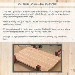 以下が含まれることがあります： クランプで接着されている2枚の木材のクローズアップ。木材は薄い茶色で、表面は滑らかです。画像の上部には「Wide Boards - What's an Edge Glue Up? (GU)」というテキストがあります。