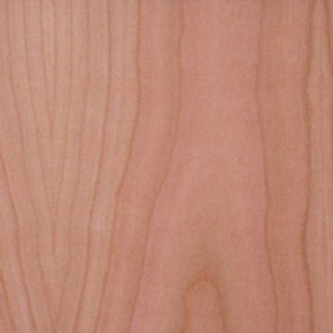 以下が含まれることがあります： 薄いピンク色の木目模様のクローズアップ。木目は滑らかで均一な表面で、わずかに光沢があります。