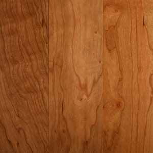 以下が含まれることがあります： 自然なチェリー仕上げのウッドフロアのクローズアップ。木目ははっきりと見え、暖かみのある赤褐色をしています。