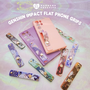 Puede incluir: Un conjunto de agarres para teléfono con personajes del videojuego Genshin Impact. Los agarres son coloridos y presentan varios personajes del juego. Los agarres están diseñados para ser usados con teléfonos inteligentes y se pueden sujetar a la parte posterior del teléfono.