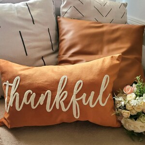Funda de almohada bordada con el mensaje "Thankful": funda de cojín de terciopelo estilo bohemio de granja
