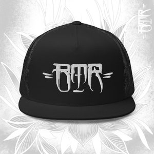 Könnte beinhalten: Schwarze Trucker-Kappe mit einem weißen gestickten Logo, das "RMR" in einer stilisierten Schriftart zeigt.