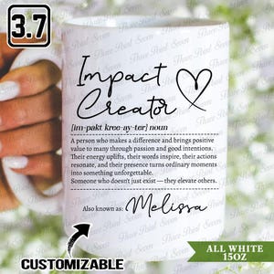 Puede incluir: Taza de cerámica blanca con el texto "Impact Creator" y un símbolo de corazón. La taza incluye una definición del término y el nombre "Melissa". La taza es personalizable y tiene una capacidad de 444 ml.