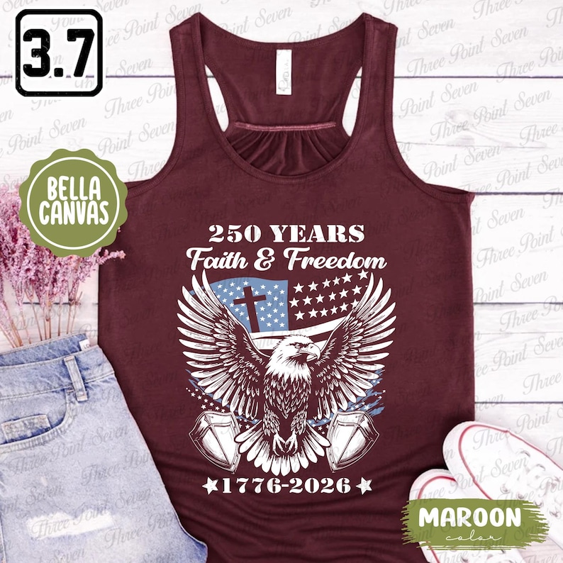 Puede incluir: Camiseta sin mangas granate con un dise&ntilde;o patri&oacute;tico. El gr&aacute;fico presenta un &aacute;guila con las alas extendidas, una cruz y el texto "250 YEARS Faith & Freedom 1776-2026". La camiseta sin mangas Bella Canvas es talla 3.7.
