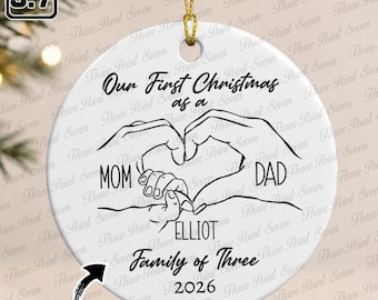 Adorno personalizado para una familia de tres, Adorno "Nuestra primera Navidad como mamá y papá", Adorno para una familia de 3, Recuerdo para padres primerizos TN2326